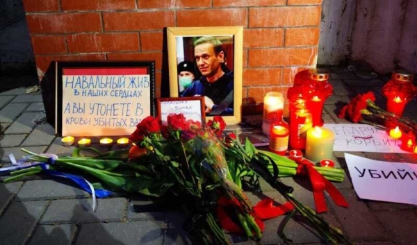 В Германии россияне собрались у посольства на акцию в память об Алексее Навальном