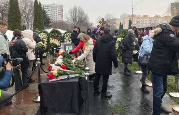 На Борисовском кладбище проститься с Алексеем Навальным пустили всех желающих