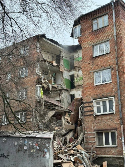 В Ростове-на-Дону обрушился подъезд многоэтажного дома. Он был признан аварийным еще четыре года назад, но жильцов не расселяли – 161.ru